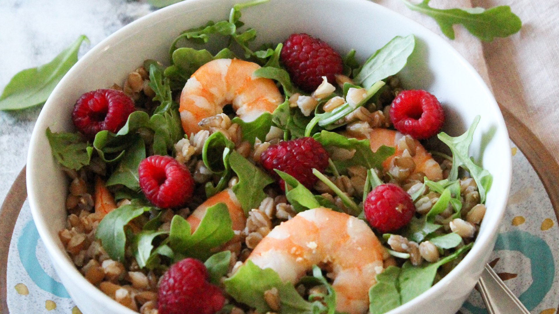 Insalata di farro con rucola, gamberetti e lamponi